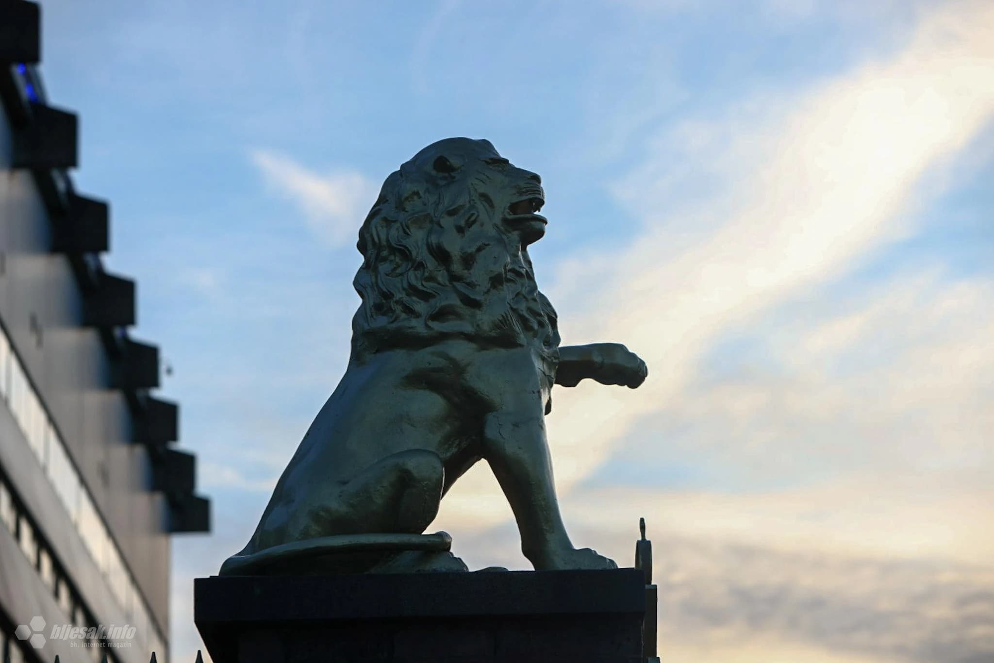 Rijeka navijača slijeva se u Park Villu