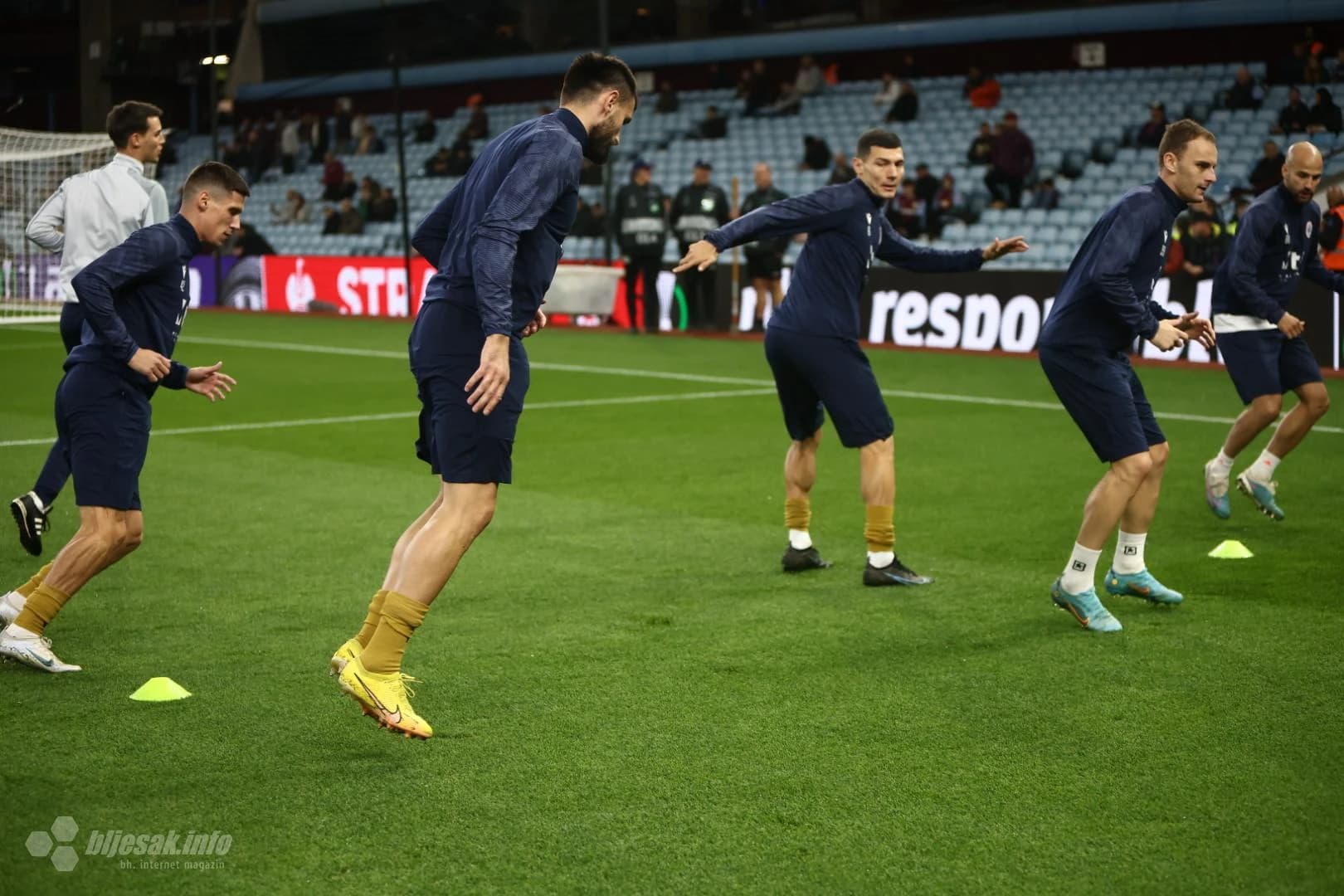 Plemići se zagrijavaju pred utakmicu