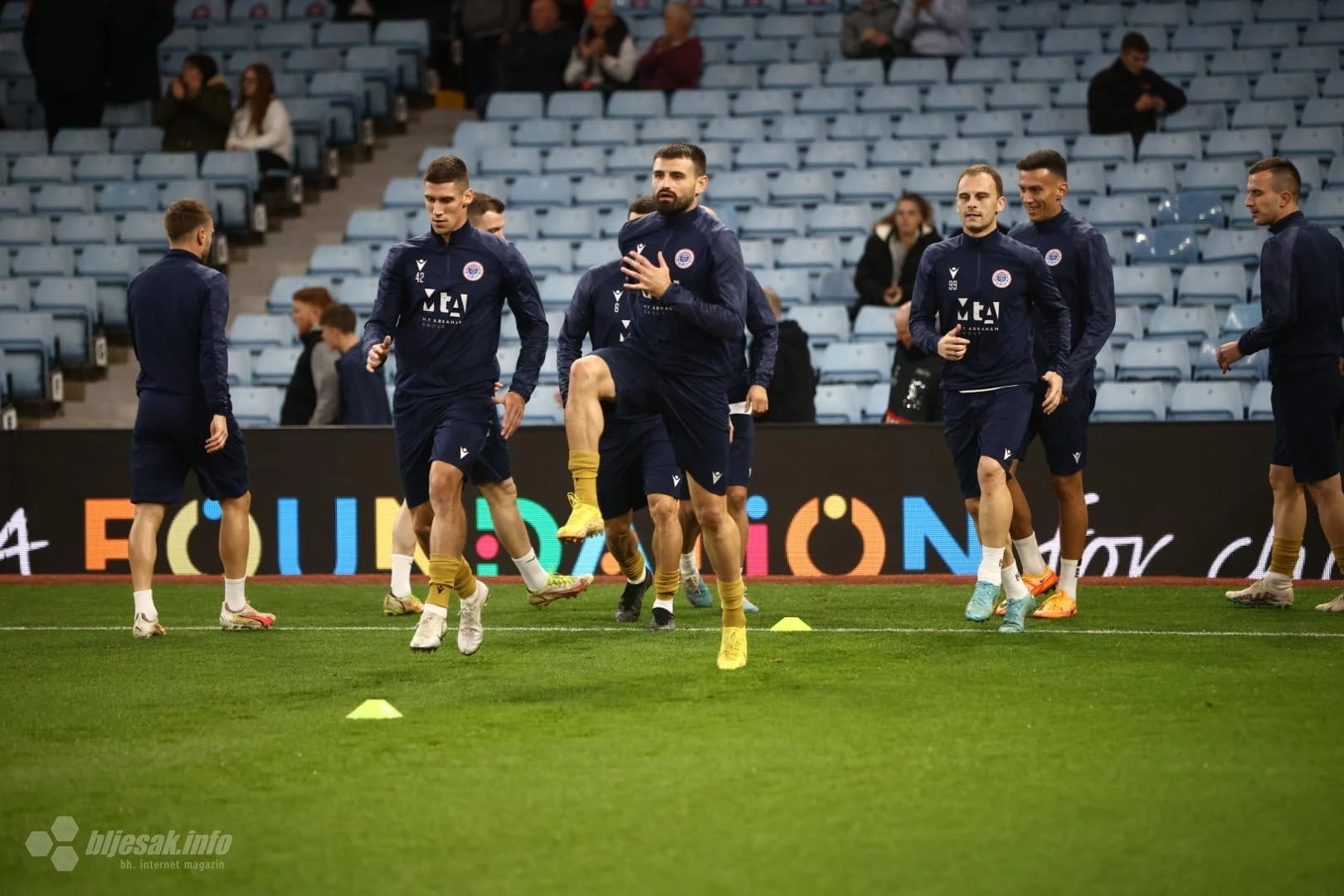 Plemići se zagrijavaju pred utakmicu