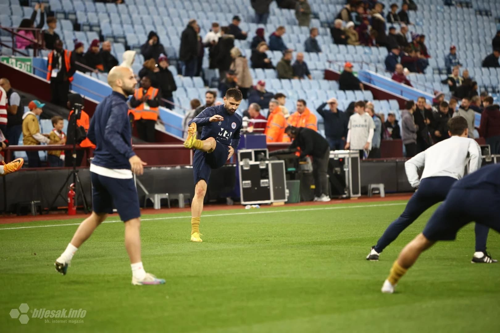 Plemići se zagrijavaju pred utakmicu