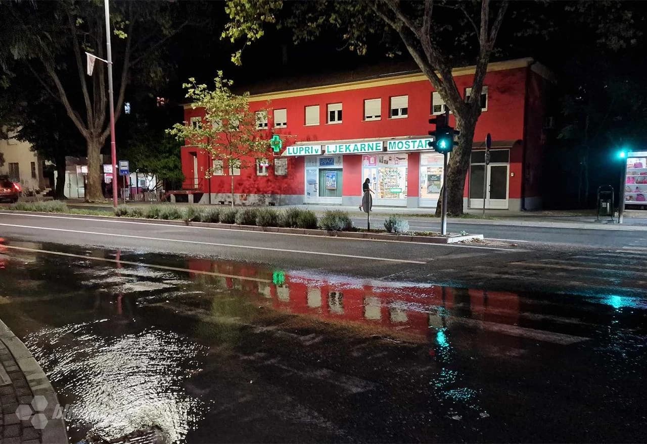 Pukla cijev u Ulici Petra Krešimira IV