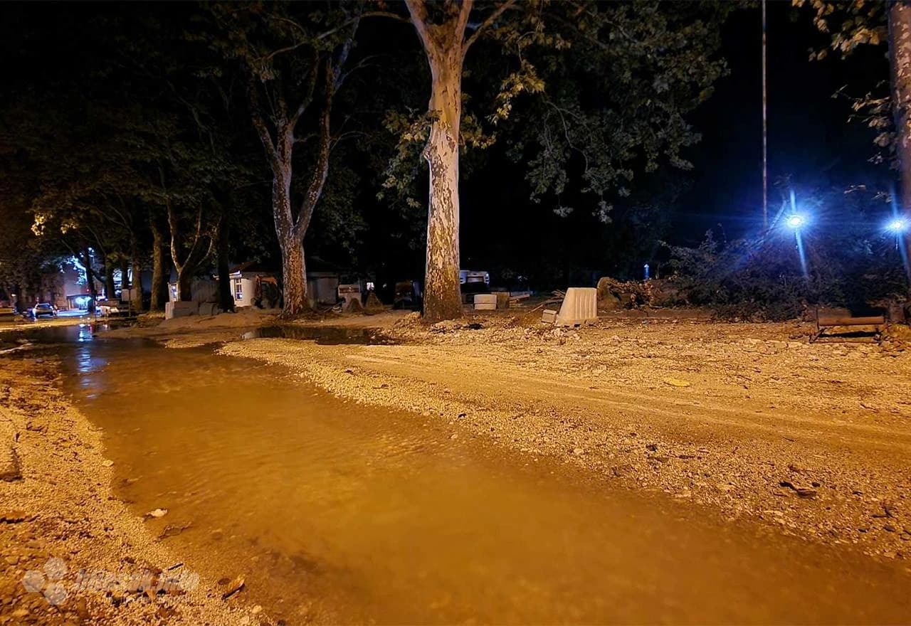 Pukla cijev u Ulici Petra Krešimira IV