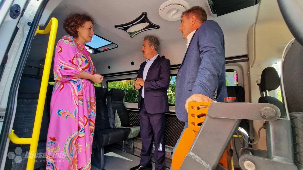 Stiglo specijalizirano vozilo za polaznike OŠ za djecu s posebnim potrebama u Mostaru 