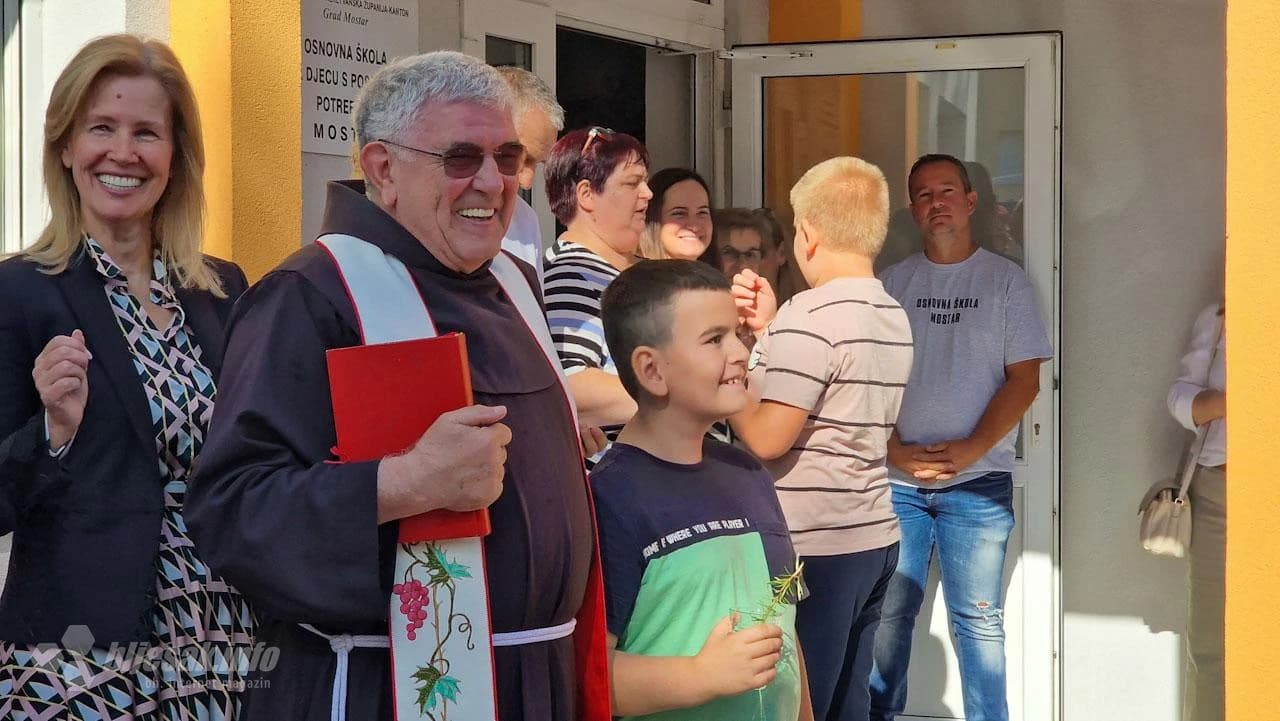 Stiglo specijalizirano vozilo za polaznike OŠ za djecu s posebnim potrebama u Mostaru 