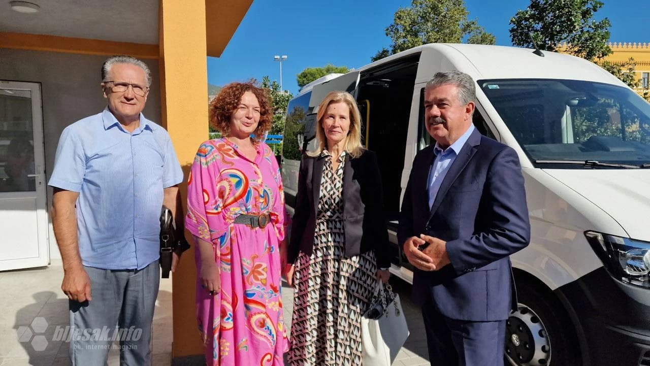 Stiglo specijalizirano vozilo za polaznike OŠ za djecu s posebnim potrebama u Mostaru 