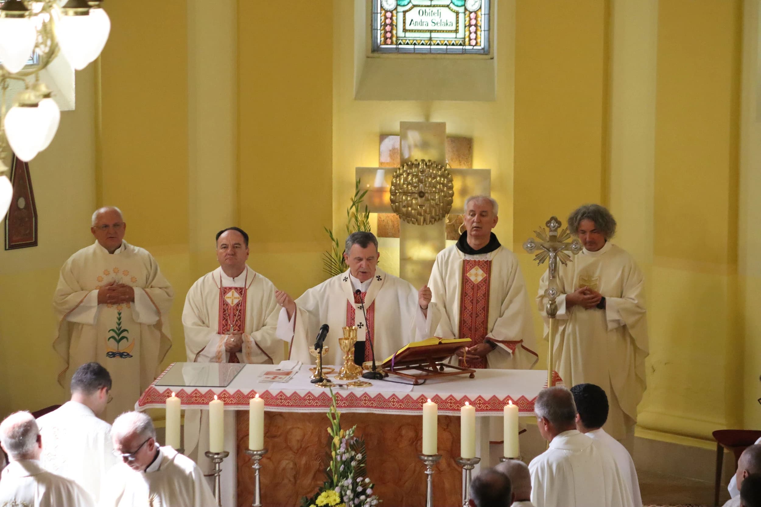 Nadbiskup Vukšić predvodio Euharistijsko slavlje u trebinjskoj katedrali na Dan Trebinjske biskupije i Dan medija u BiH