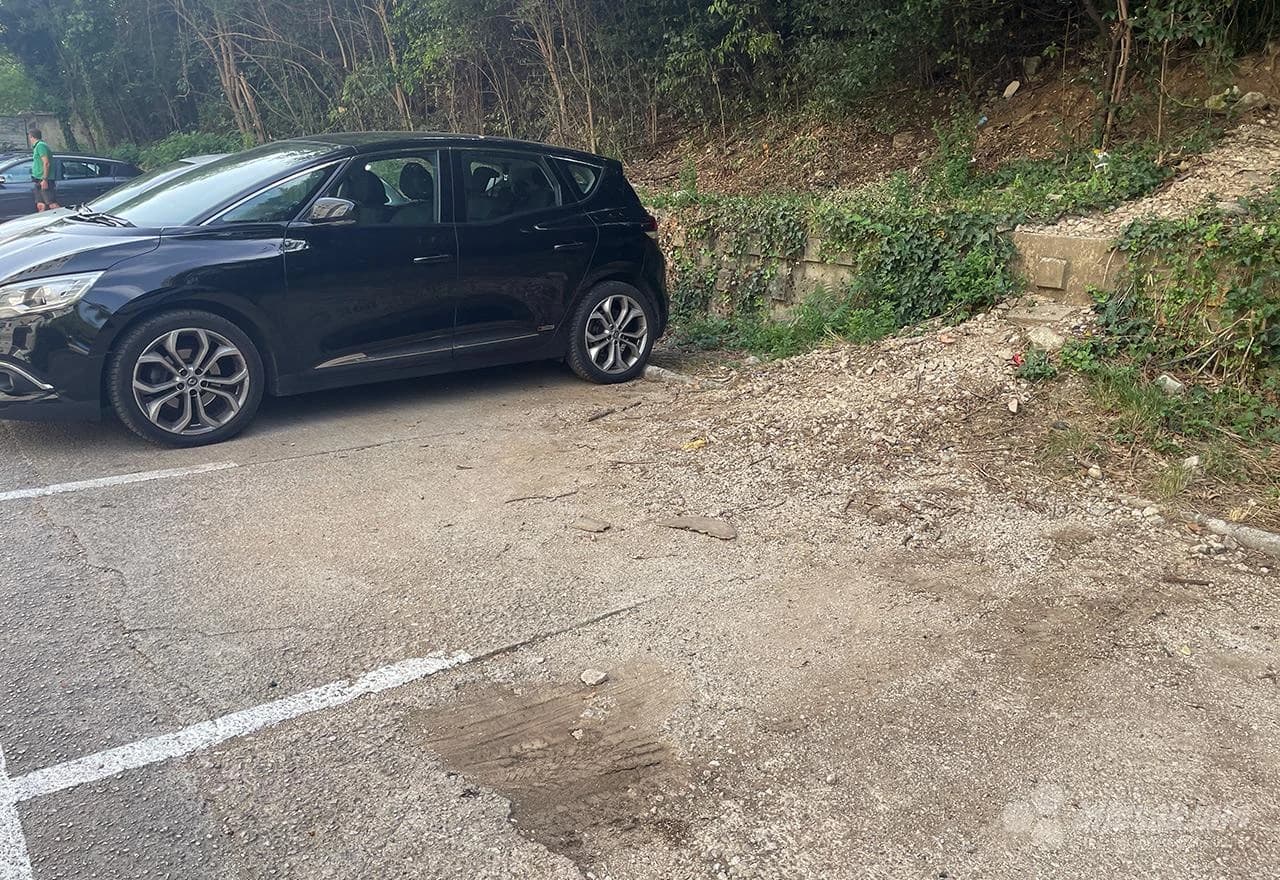 Iako se naplaćuje, parking je daleko od uređenog