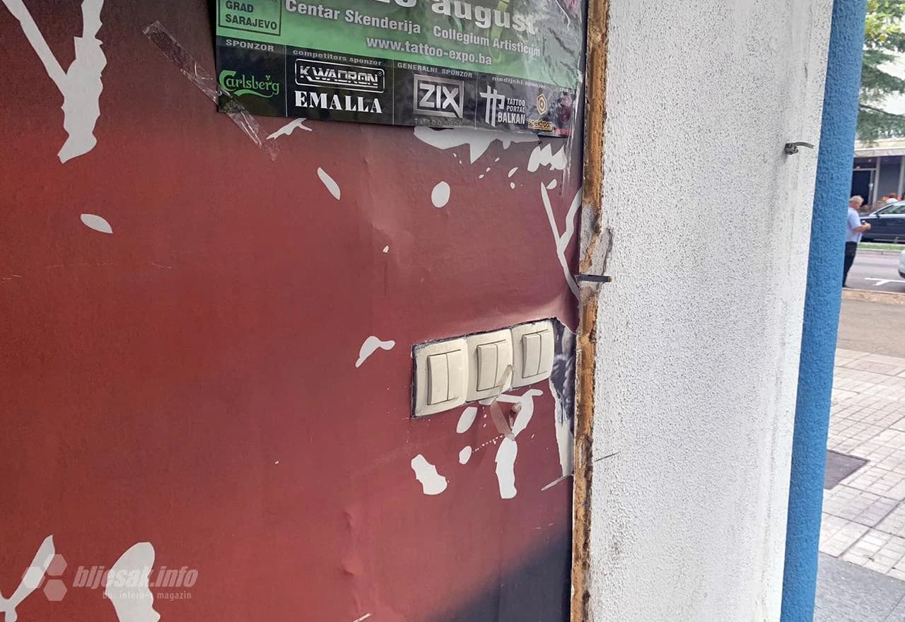 Nakon demolicije ostali kabeli, vodovodne cijevi, pločice...