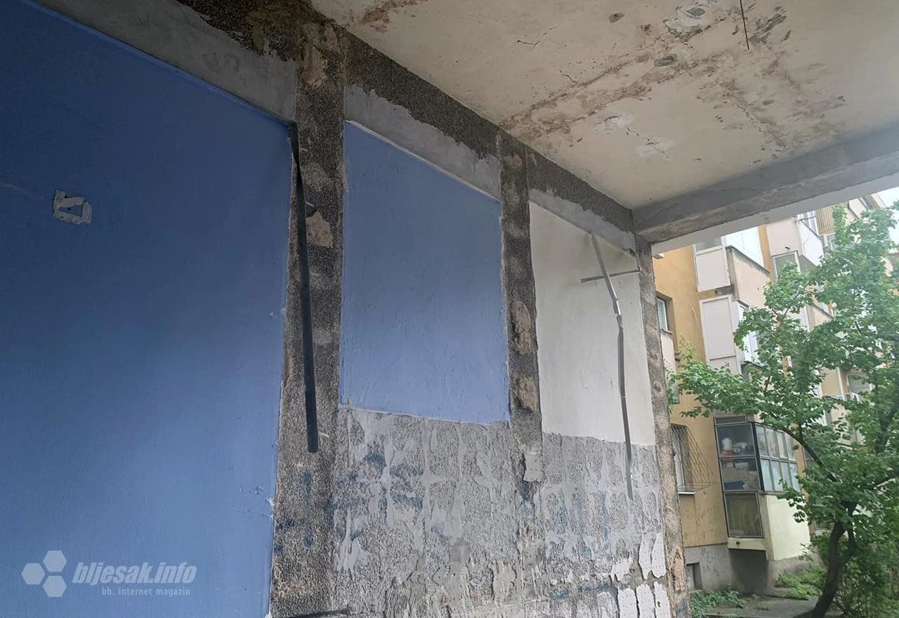 Nakon demolicije ostali kabeli, vodovodne cijevi, pločice...