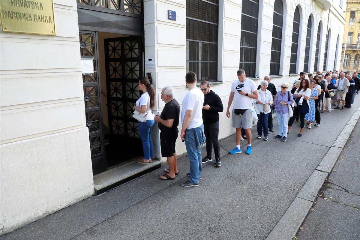  Od jutra ispred blagajne Hrvatske narodne banke (HNB) stvoren je red