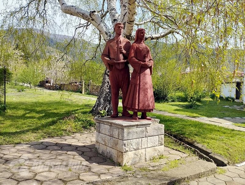 Bugarin i Bugarka u narodnim nošnjama