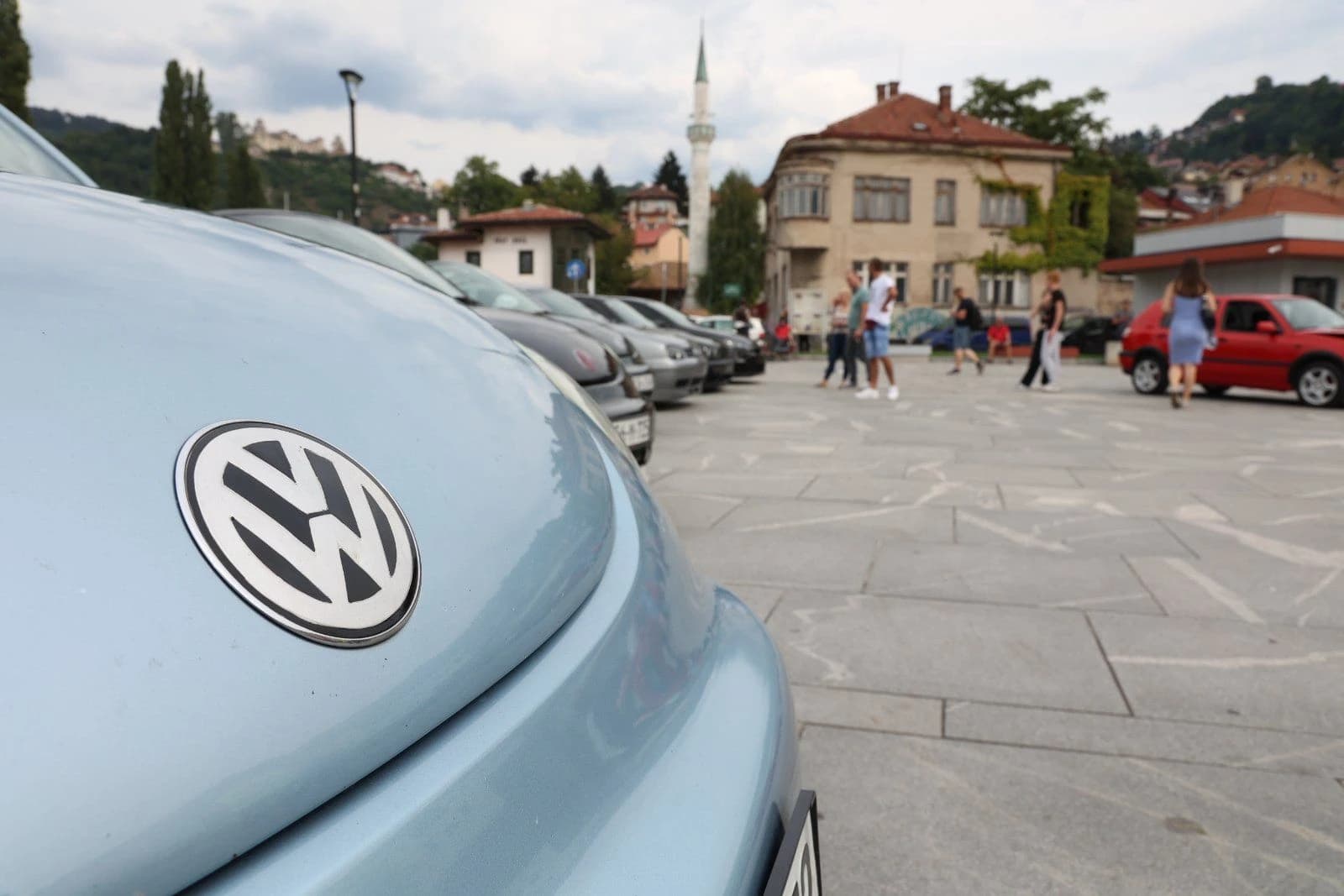 Građani i gosti Sarajeva uživaju u izložbi automobila Golf Fest 2023