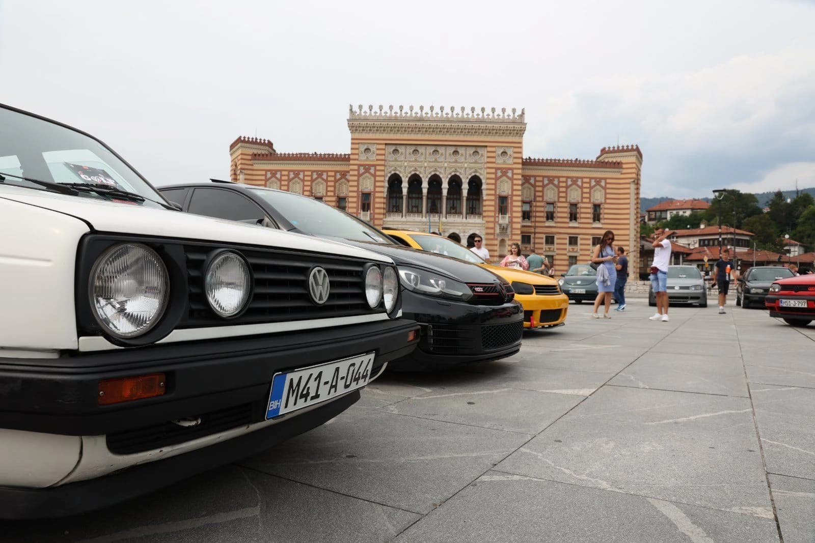Građani i gosti Sarajeva uživaju u izložbi automobila Golf Fest 2023