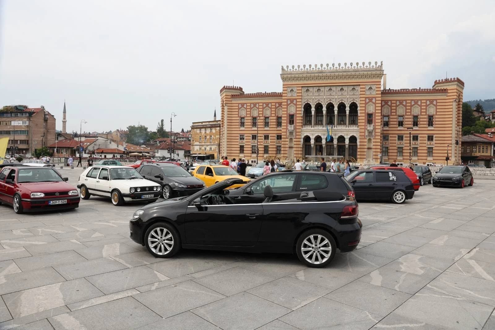 Građani i gosti Sarajeva uživaju u izložbi automobila Golf Fest 2023