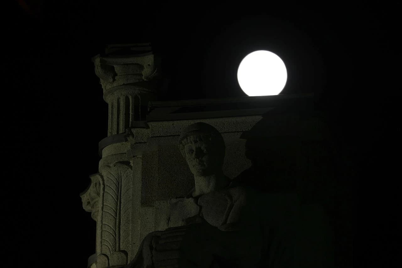 Supermjesec poznat kao "Plavi mjesec" obasjava noćno nebo u Torontu.