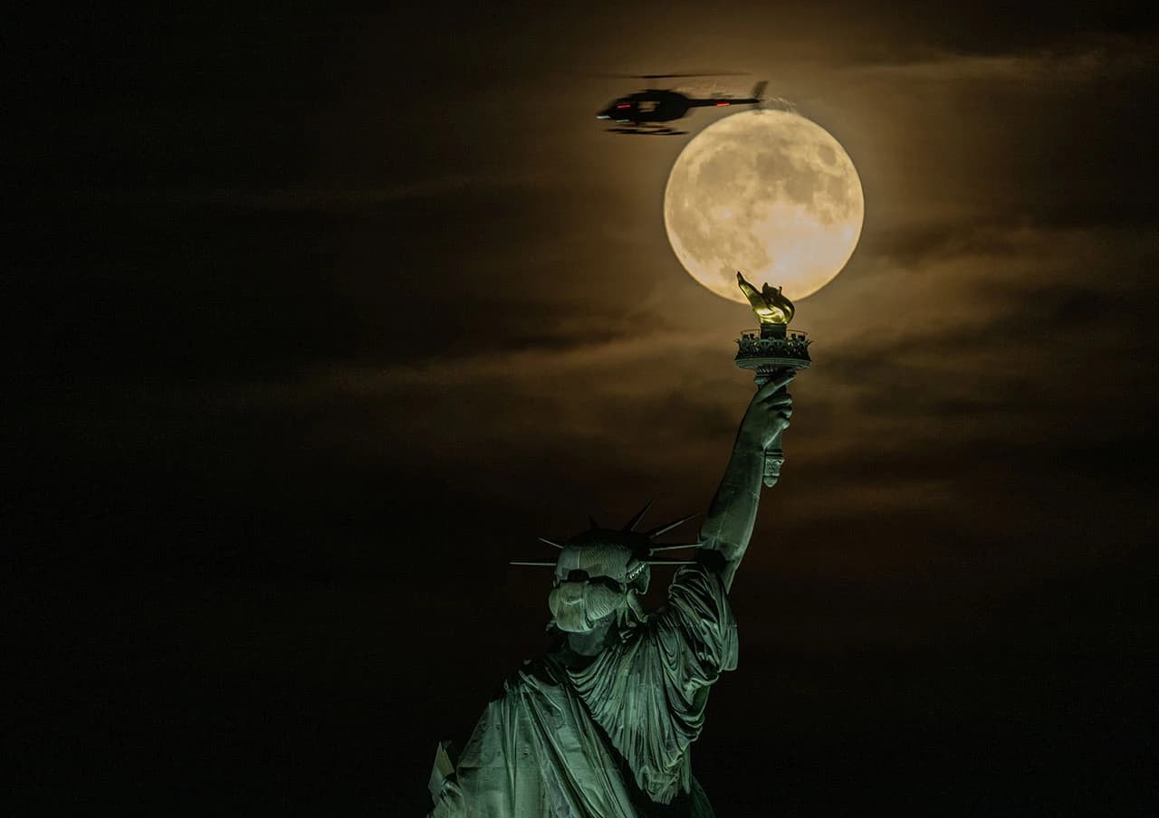 upermesec na nebu iznad Kipa slobode u New Yorku.