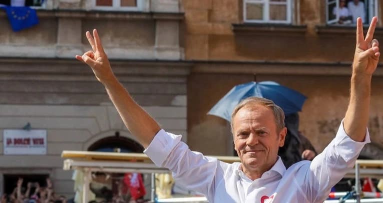 Oporba je taj nacrt kritizirala kao "Lex Tusk", zakon koji konkretno cilja opozicijskog čelnika Donalda Tuska