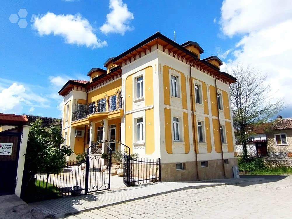 …odmah uz vilu „Paris“