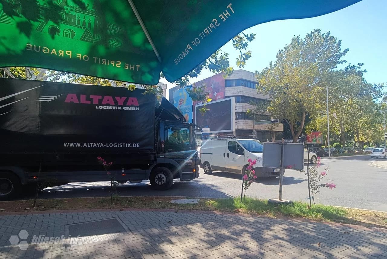 Radovi na sred ceste u Mostaru bez oznaka