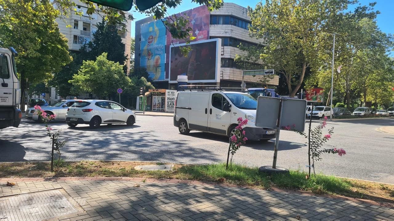 Radovi na sred ceste u Mostaru bez oznaka