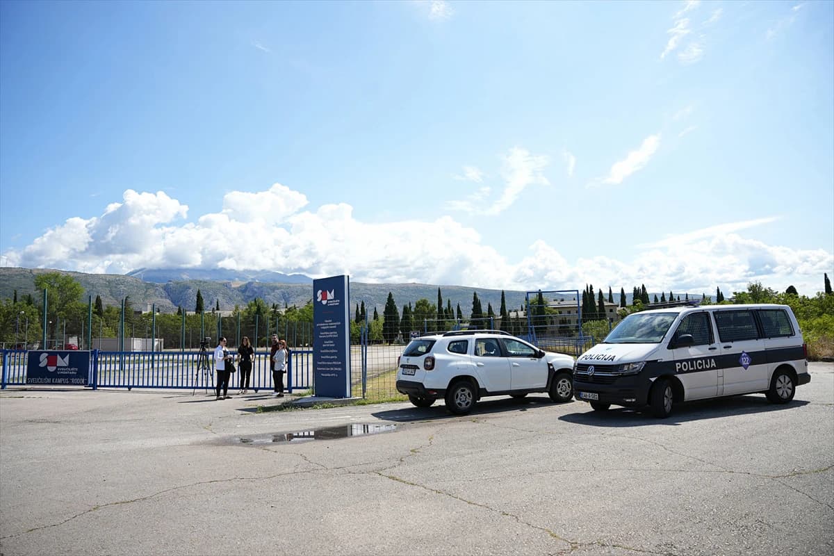 Članovi Udruženja logoraša Mostar, Kruga 99 i Connecticut State Univerziteta položili su cvijeće na lokalitetu Heliodrom u Mostaru