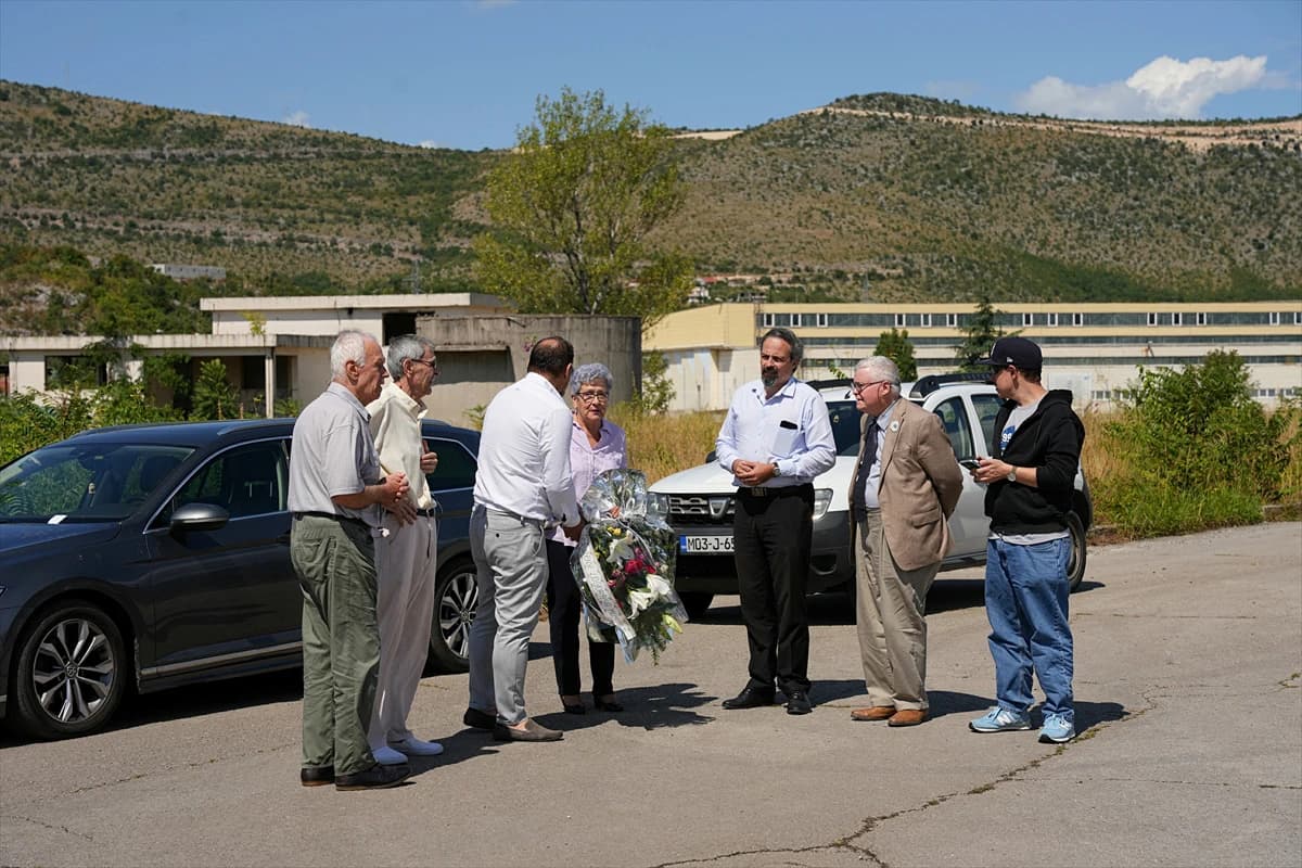 Članovi Udruženja logoraša Mostar, Kruga 99 i Connecticut State Univerziteta položili su cvijeće na lokalitetu Heliodrom u Mostaru