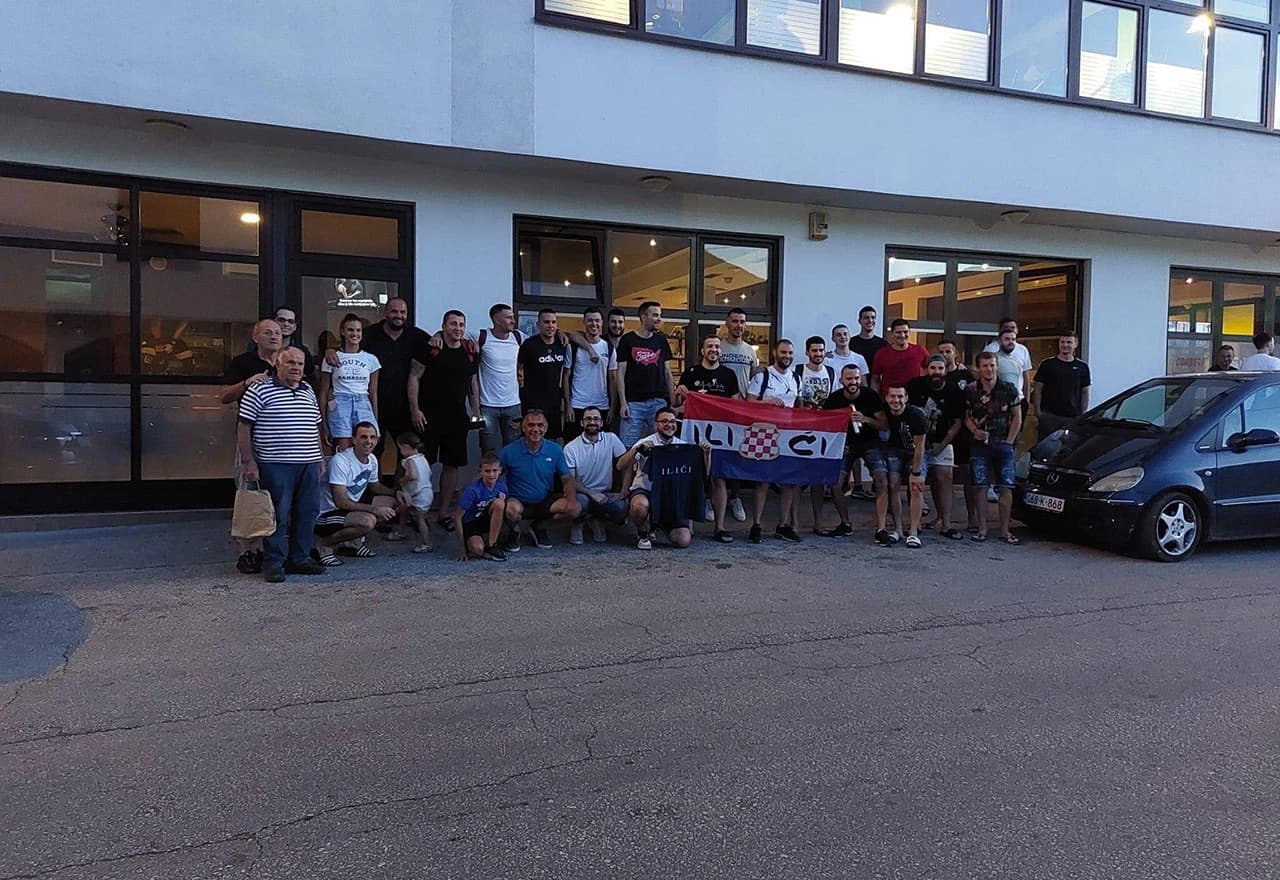 Skupljanje mještana pred polazak na utakmicu