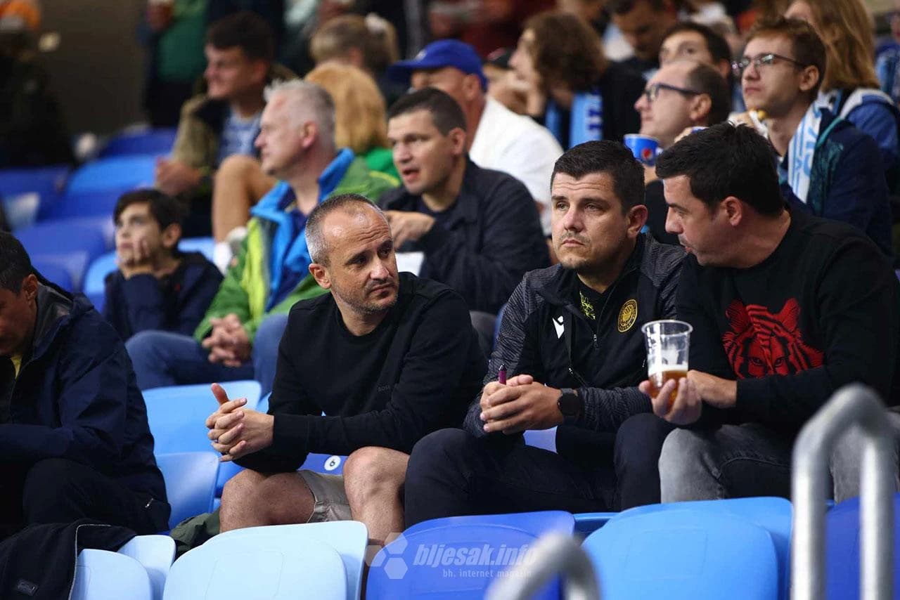 Navijači Zrinjskog na tribinama u Bratislavi