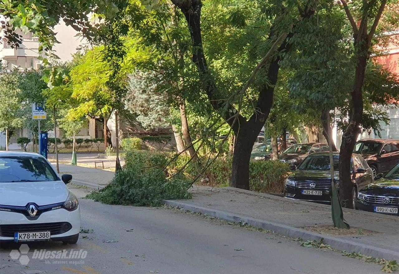 Mostar: U nevremenu oštećeno više automobila