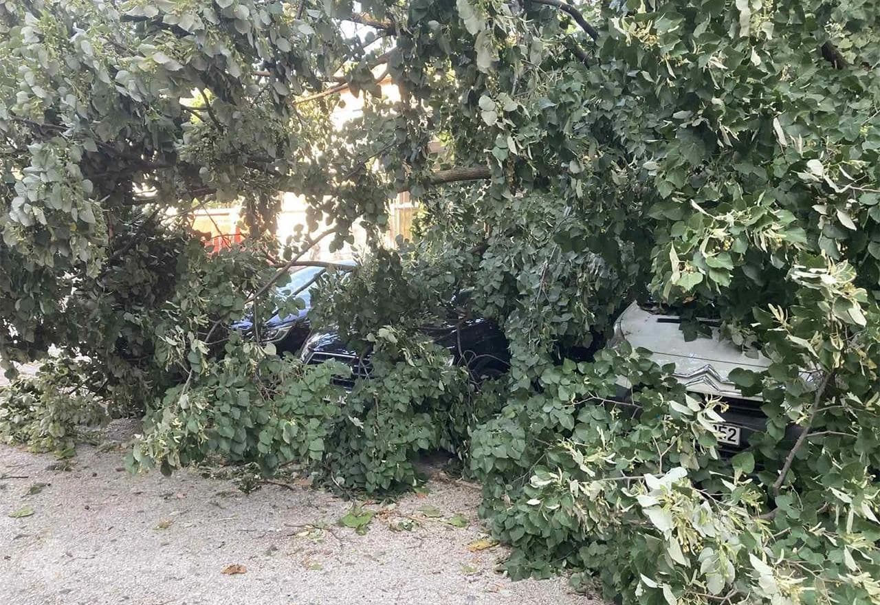 Mostar: U nevremenu oštećeno više automobila