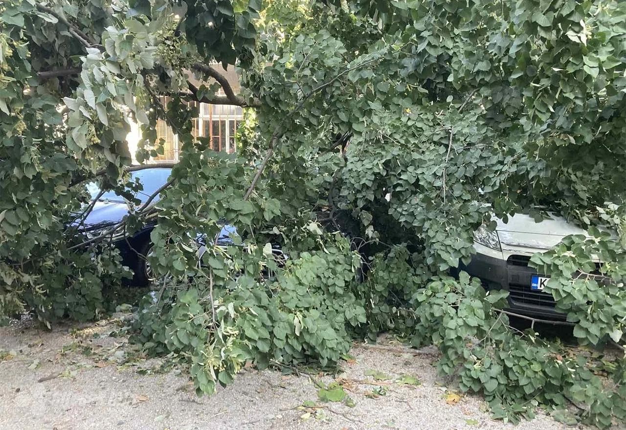 Mostar: U nevremenu oštećeno više automobila