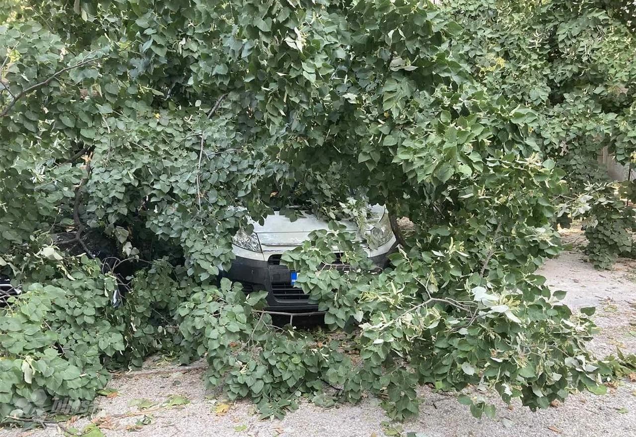 Mostar: U nevremenu oštećeno više automobila