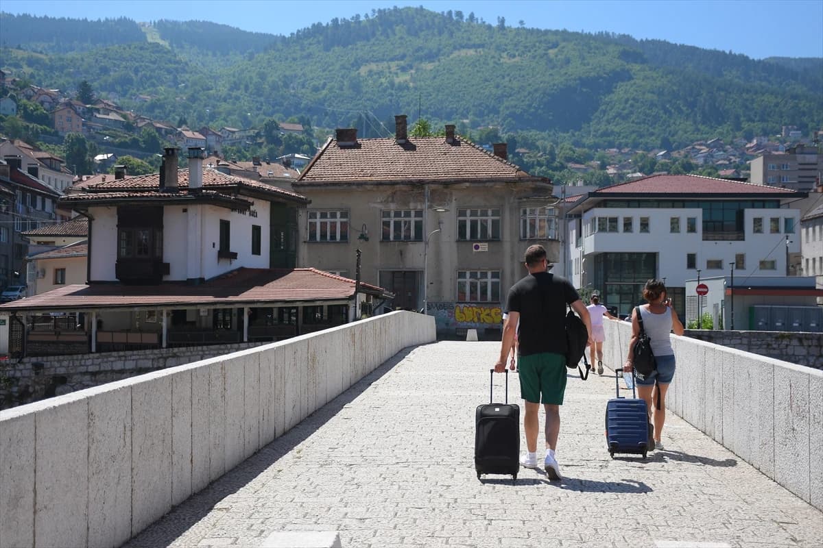 Unatoč visokim temperaturama na ulicama Sarajeva veliki broj turista
