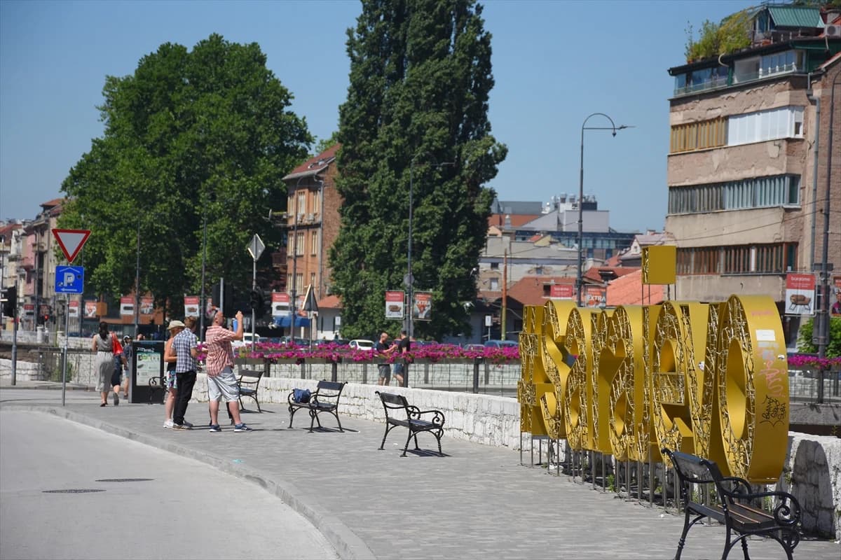Unatoč visokim temperaturama na ulicama Sarajeva veliki broj turista