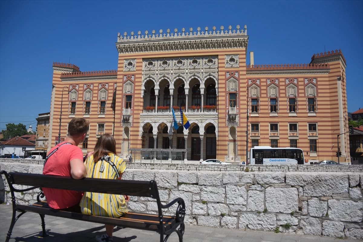 Unatoč visokim temperaturama na ulicama Sarajeva veliki broj turista