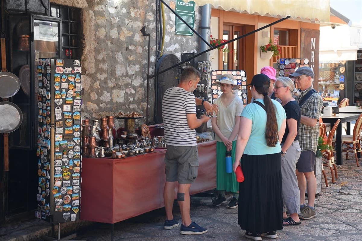 Unatoč visokim temperaturama na ulicama Sarajeva veliki broj turista