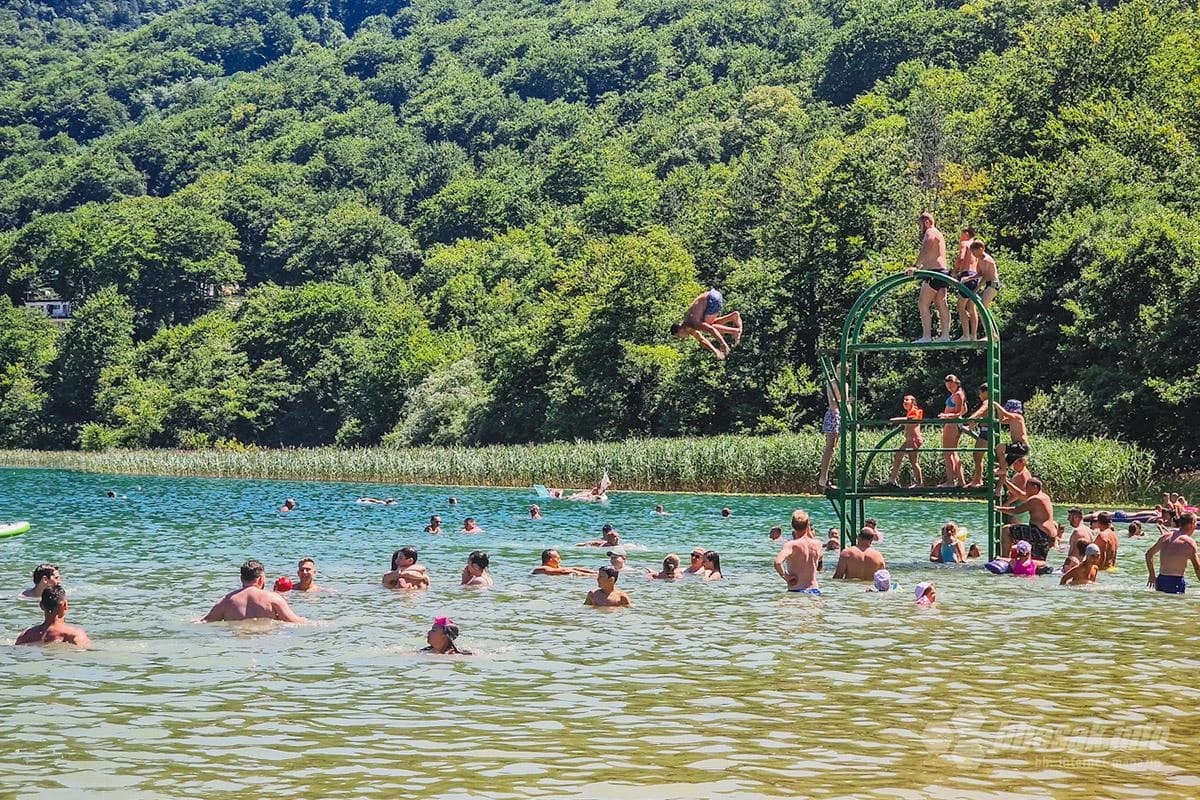 Boračko jezero krcato kupačima