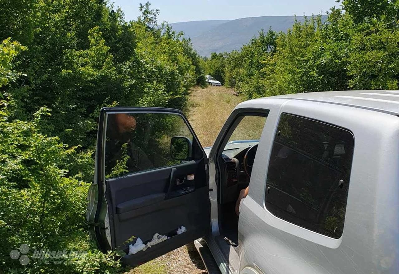 Bageri šire cestu u mjestu Kuti-Livač