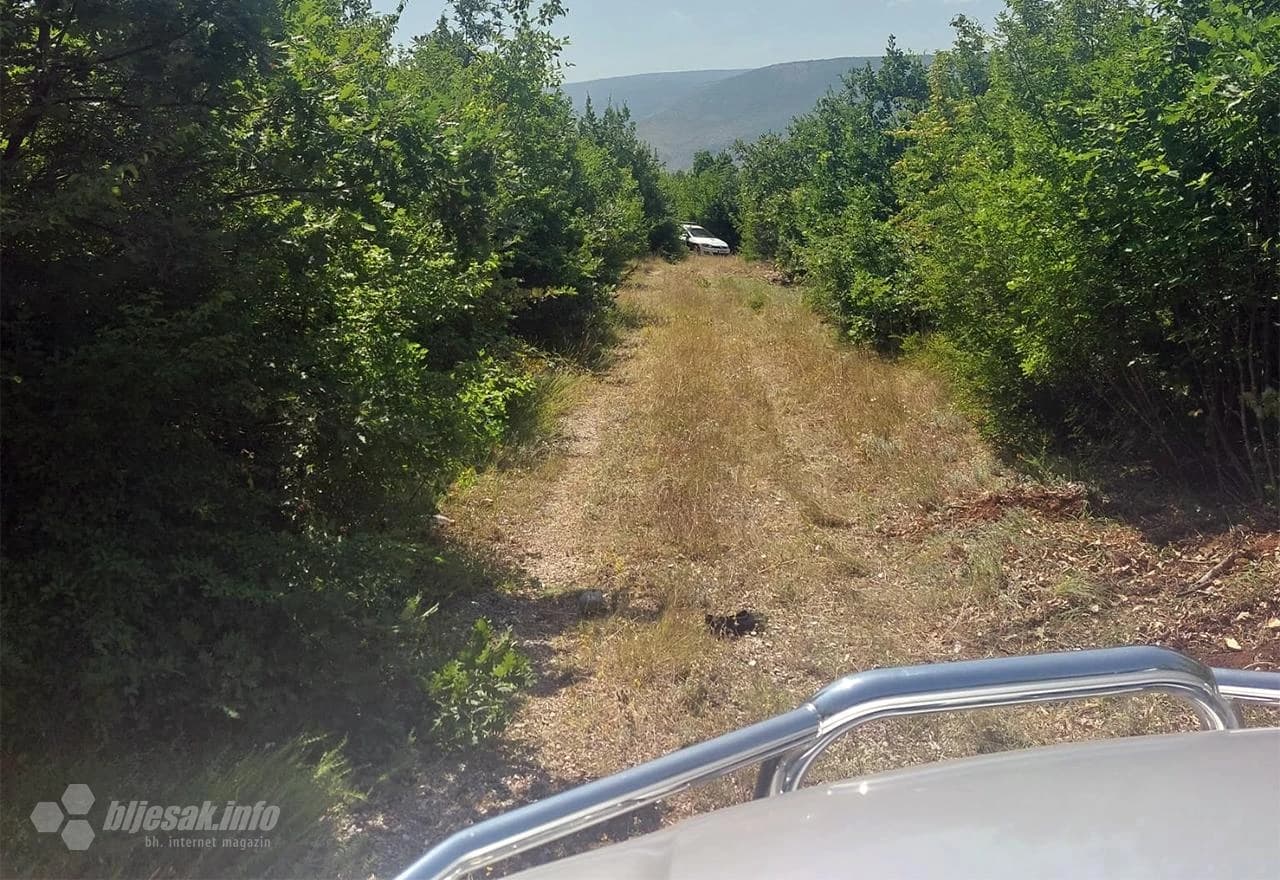 Bageri šire cestu u mjestu Kuti-Livač