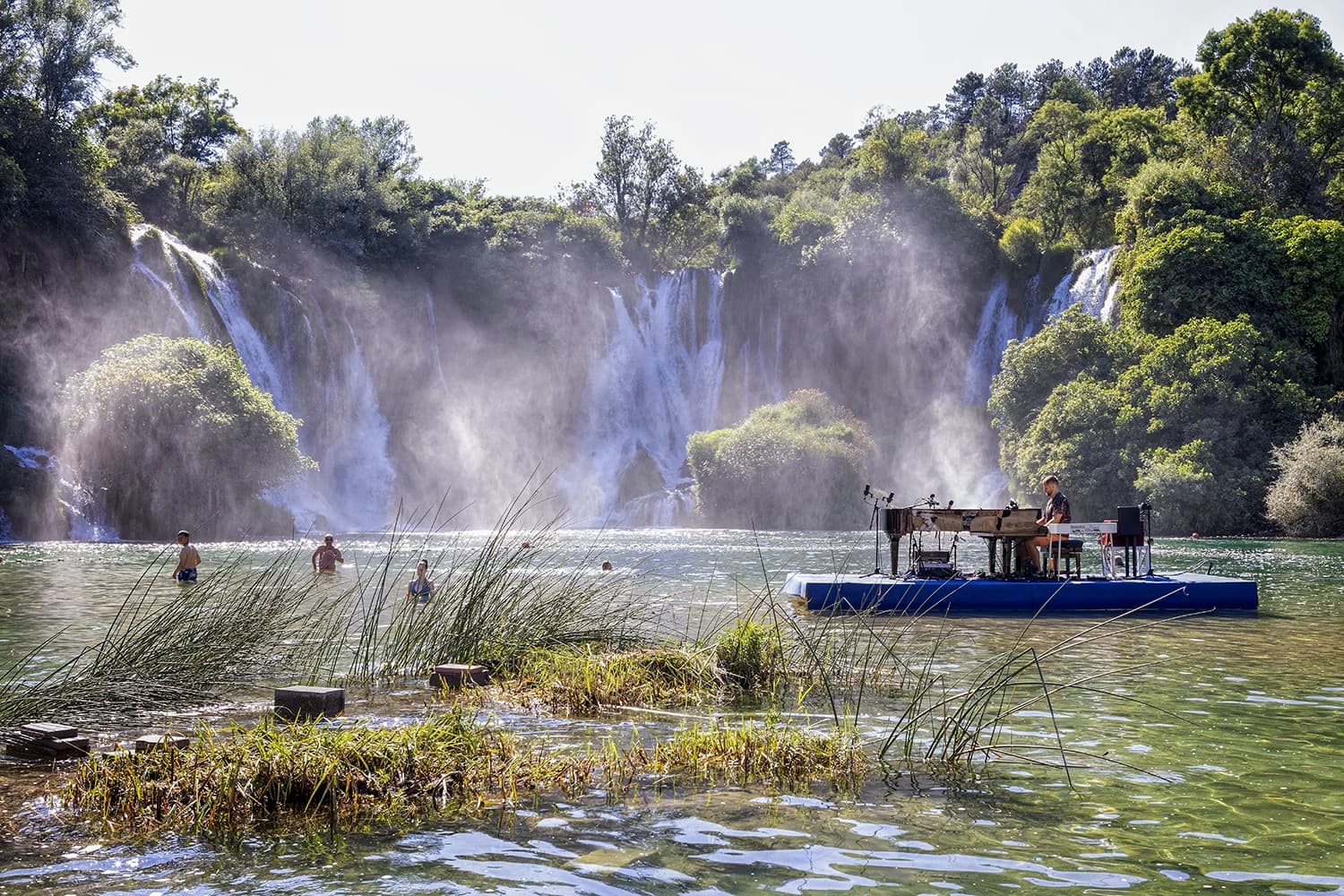 Zvjezdan Ružić i njegov Pianotron oduševili više od 2500 ljudi na slapovima Kravice u Ljubuškom