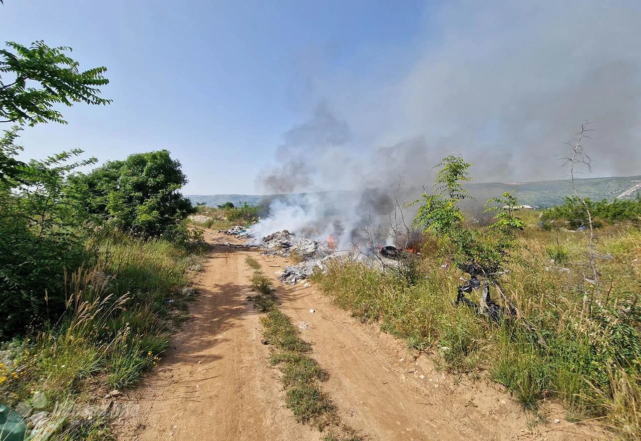 Požar na divljoj deponiji