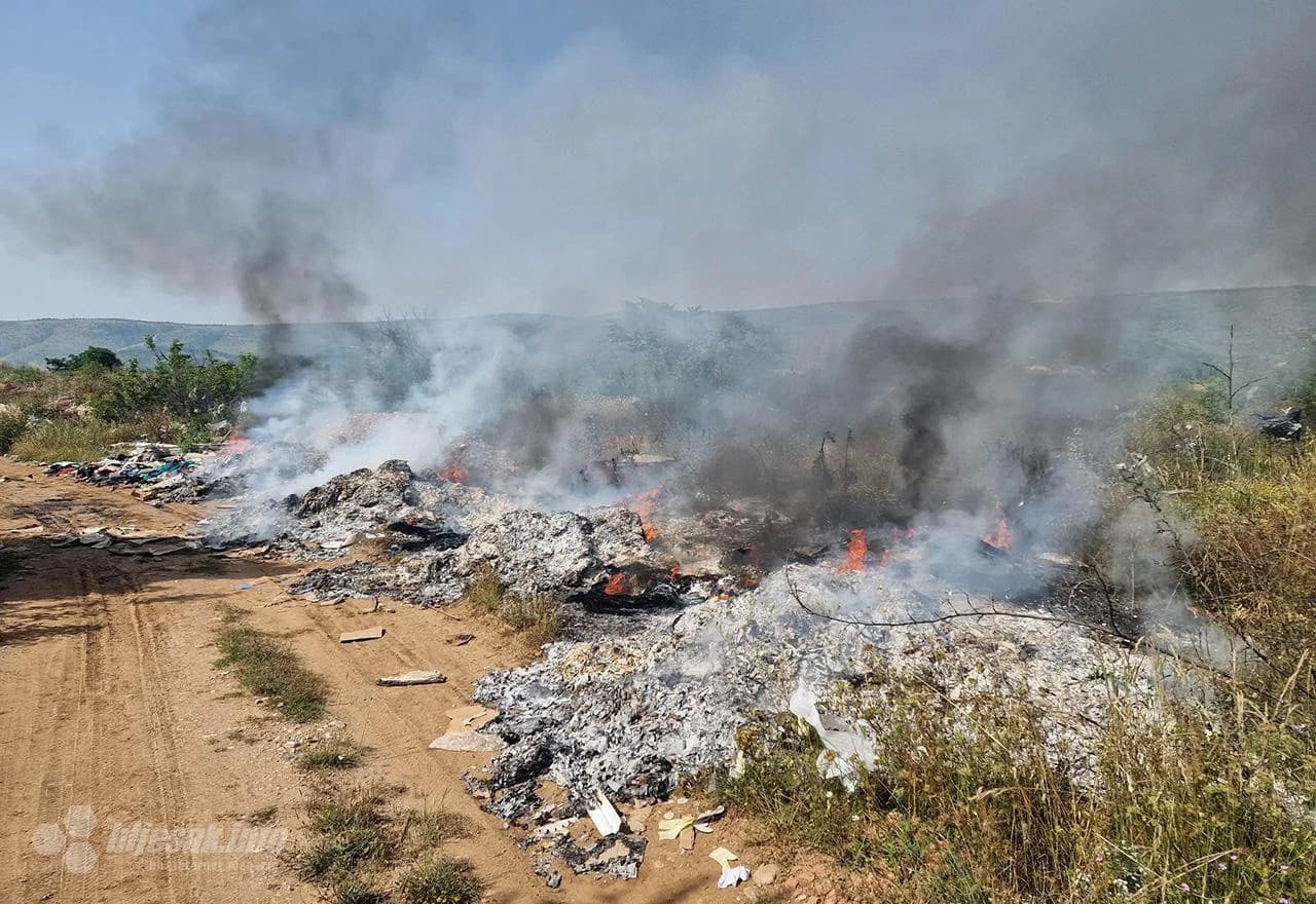 Požar na divljoj deponiji