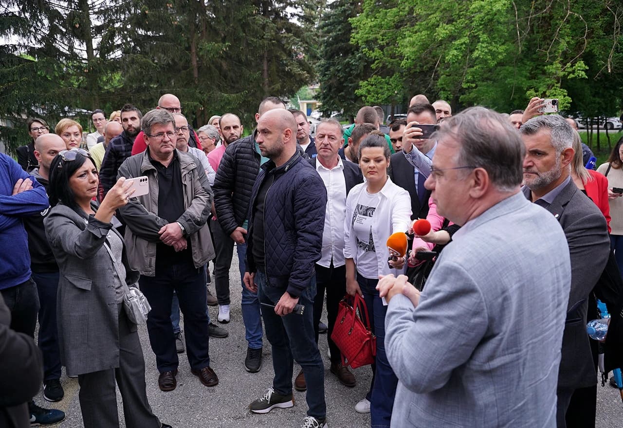 Nermin Nikšić s radnicima sarajevskog Zraka