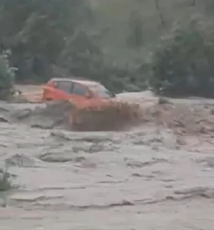 Bujica nosi automobil