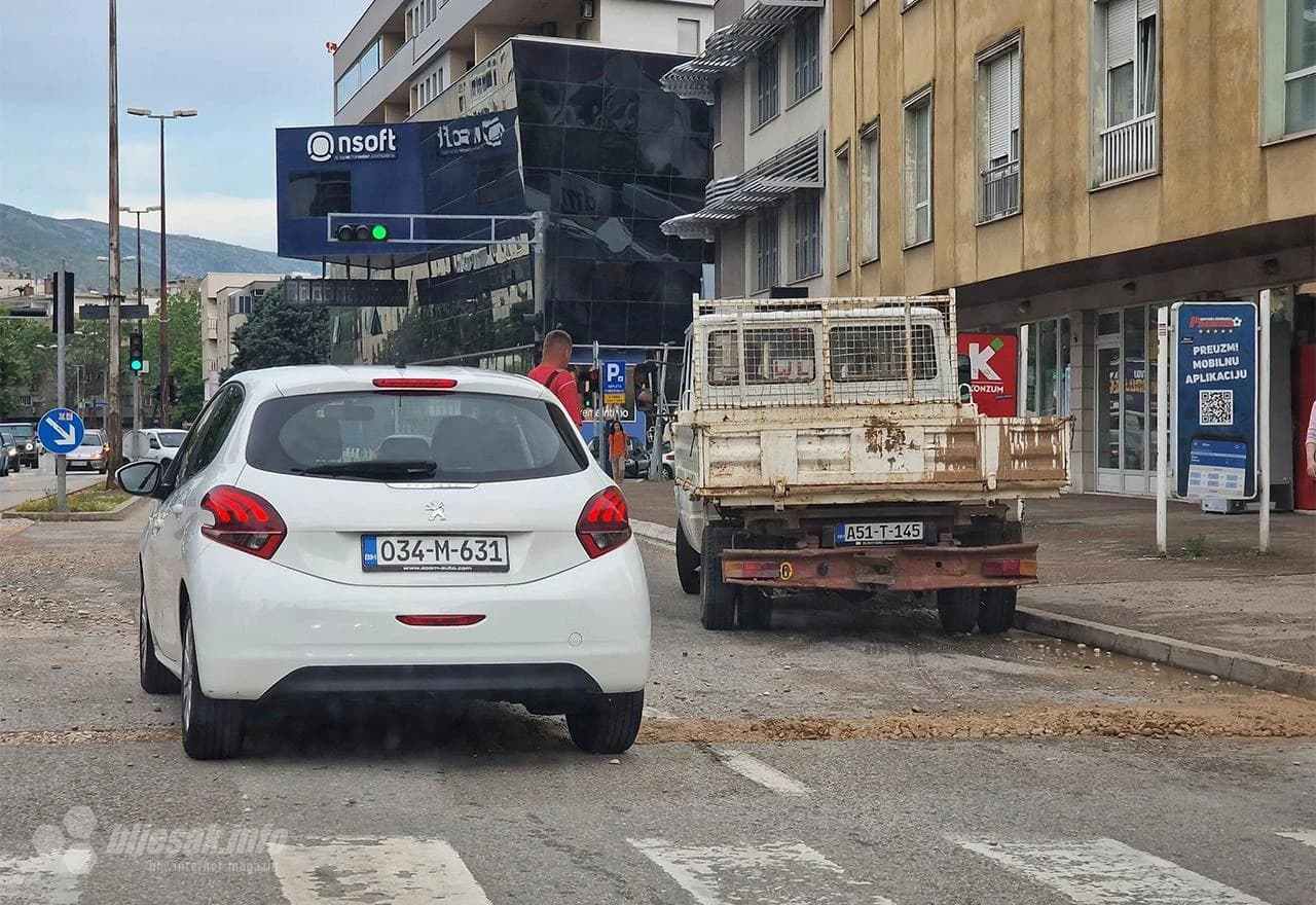 Krateri na cesti u Mostaru