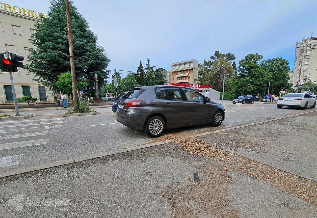 Krateri na cesti u Mostaru
