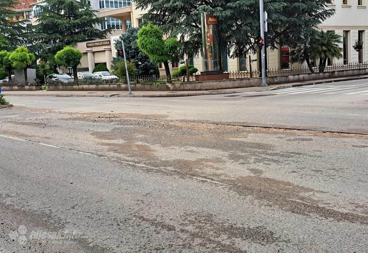 Krateri na cesti u Mostaru