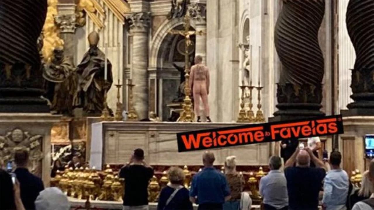  Goli muškarac usred Vatikana