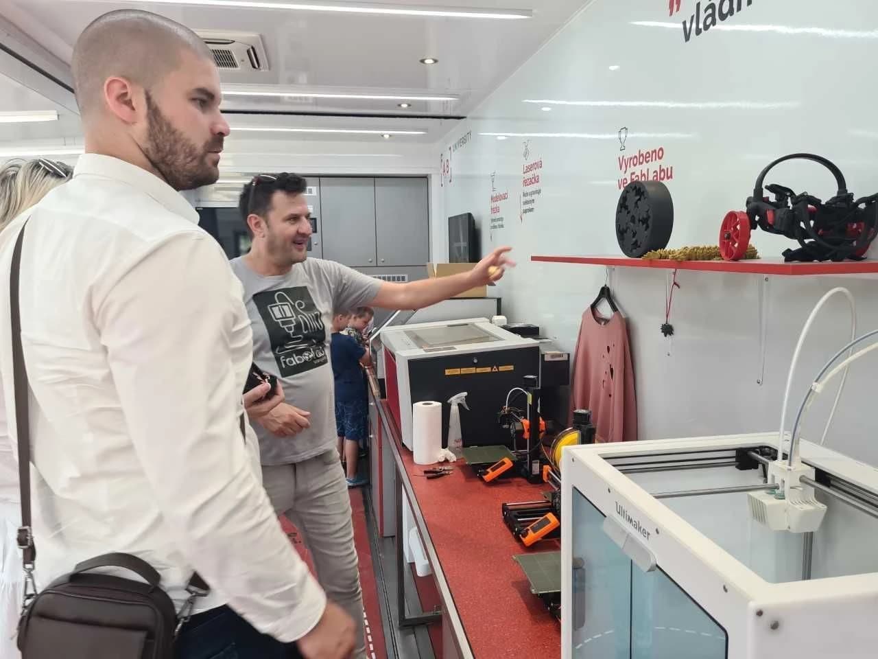 Najveća mobilna laboratorija tehnologije i robotike stigla u Mostar