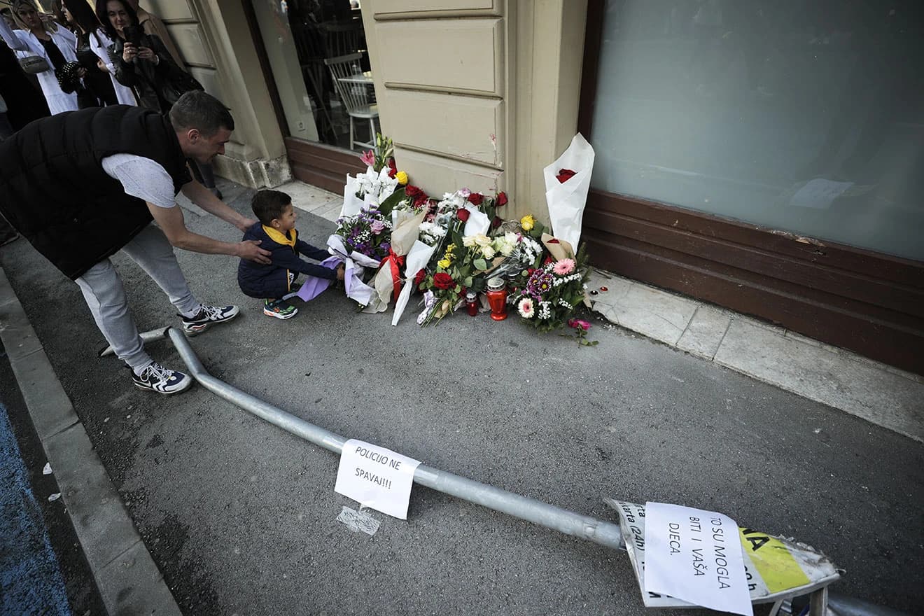 Građani na mjestu nesreće u kojoj je stradala Azra Spahić